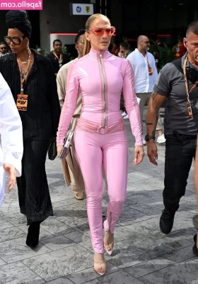Jennifer Lopez [ jennifer-lopez ] - how does my ass look?