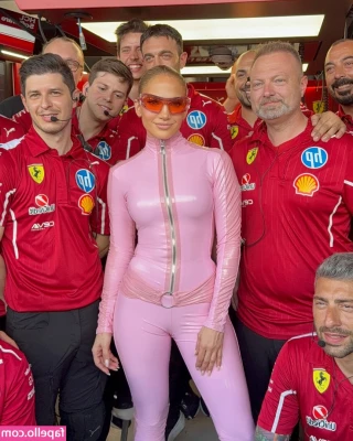 Jennifer Lopez [ jennifer-lopez ] - Christmas appropriate? 🤔🎅🏻🎄🎁☃️❄️ part 1