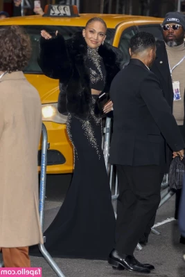 Jennifer Lopez [ jennifer-lopez ] - I love sunsets and everything about them, it's soooo romantic and