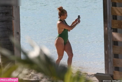 Jennifer Lopez [ jennifer-lopez ] - Hi    I offer feet for your pleasure