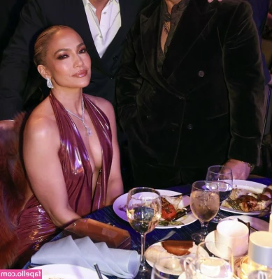 Jennifer Lopez [ jennifer-lopez ] - Chat open for photos Topless very hot Tip or gift