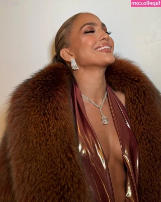 Jennifer Lopez [ jennifer-lopez ] - trying to find good lighting