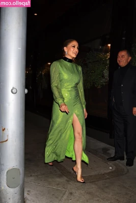 Jennifer Lopez [ jennifer-lopez ] - Let me tell you how to jerk off. I want to see you cum for me and do