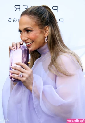 Jennifer Lopez [ jennifer-lopez ] - CHECK YOUR INBOXES   for one of my favorite videos made  let me know
