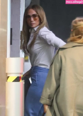 Jennifer Lopez [ jennifer-lopez ] - Me time with some new toys