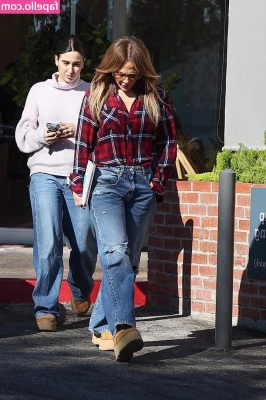 Jennifer Lopez [ jennifer-lopez ] - I'm so into reading today 😋 Focused and scrutinizing every page part 1
