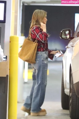 Jennifer Lopez [ jennifer-lopez ] - I think my dress is falling off  help me daddy part 1