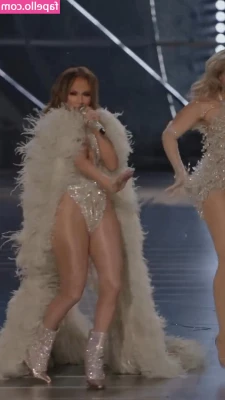 Jennifer Lopez [ jennifer-lopez ] - I have it ready to use without protection     La tengo lista para