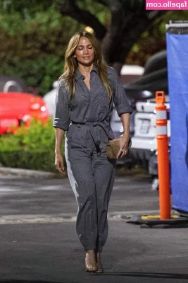 Jennifer Lopez [ jennifer-lopez ] - Christmas special cuming soon. I mean coming 😜. Tip me $5 if u