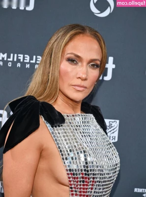 Jennifer Lopez [ jennifer-lopez ] - Just got a facial 😳