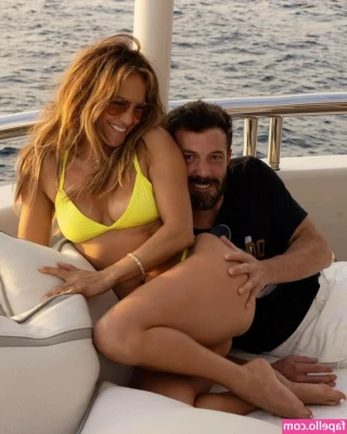 Jennifer Lopez [ jennifer-lopez ] - What are you doing guys? 😘😘 I'm very horny tonight and i will
