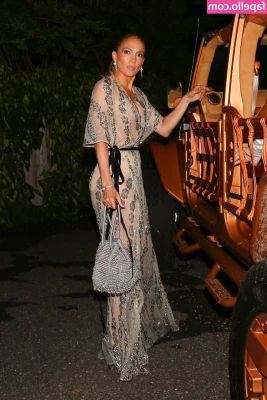 Jennifer Lopez [ jennifer-lopez ] - Too Hot for any other platform. Only onlyfans gets to see this kind