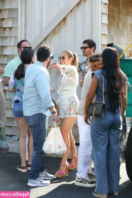 Jennifer Lopez [ jennifer-lopez ] - Look At Phoenix Suck My Dick With No Hands While I Fuck Her Pretty