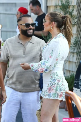 Jennifer Lopez [ jennifer-lopez ] - Are you a man that likes #tits?
