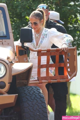 Jennifer Lopez [ jennifer-lopez ] - Hi loves 🥰 I won’t be on snap until Sunday i think for family
