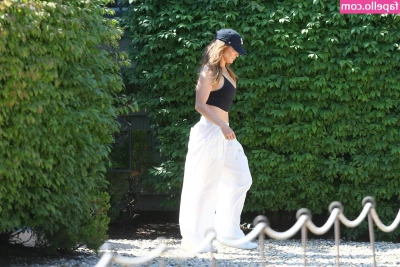 Jennifer Lopez [ jennifer-lopez ] - One of my favorite feelings in the world is when the sun graces my