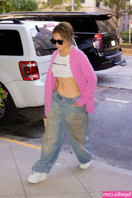 Jennifer Lopez [ jennifer-lopez ] - Welcome to my legs  I can dress them up  dress them down  Tell me