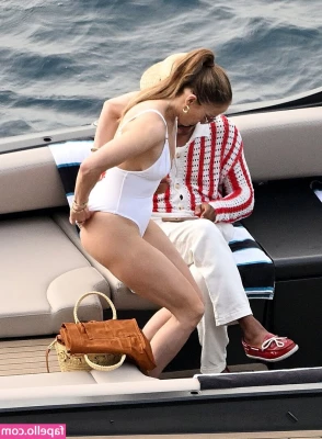 Jennifer Lopez [ jennifer-lopez ] - Imagine me giving you a little peek at the beach