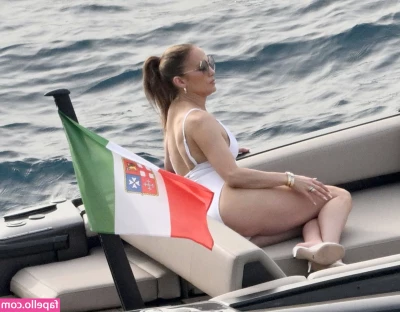 Jennifer Lopez [ jennifer-lopez ] - Let me distract you   kylie kylie  Cute girl  kylie kylie loves to