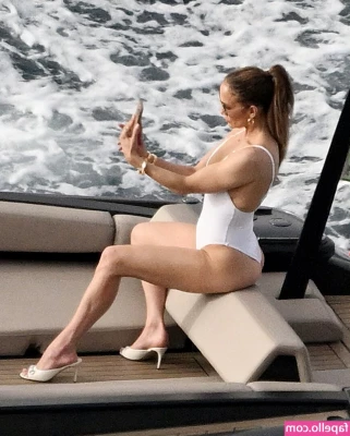 Jennifer Lopez [ jennifer-lopez ] - It s my birthday    and birthdays need cake