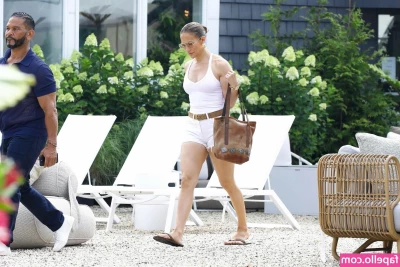 Jennifer Lopez [ jennifer-lopez ] - The slippers are the best part of this vid😝😝