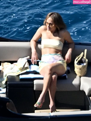 Jennifer Lopez [ jennifer-lopez ] - DM bozuksa vücudumu yakından görüceğin seti buraya