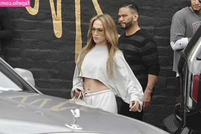 Jennifer Lopez [ jennifer-lopez ] - Beach baddie is back