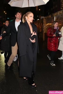 Jennifer Lopez [ jennifer-lopez ] - These pics complement tomorrow s vids