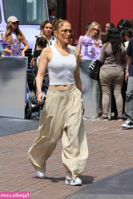 Jennifer Lopez [ jennifer-lopez ] - going live tonight at 9 00 pm central