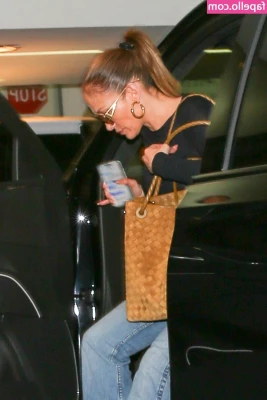 Jennifer Lopez [ jennifer-lopez ] - His big hand moving my head through his cock   master_simon