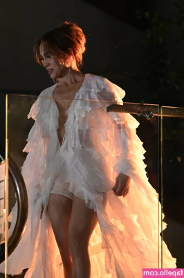 Jennifer Lopez [ jennifer-lopez ] - deal on a pussy pic  today only    message me if interested