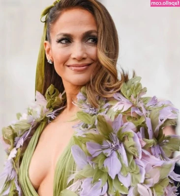 Jennifer Lopez [ jennifer-lopez ] - So.... I really like Holodance lol 😂
