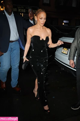 Jennifer Lopez [ jennifer-lopez ] - Vaginas are like the weather  if it s wet  it s time to go inside