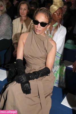 Jennifer Lopez [ jennifer-lopez ] - Guys this is now my girlgirl page so feel free to sign up after your