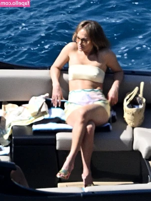 Jennifer Lopez [ jennifer-lopez ] - HEADS UP  I ll be doing a BRIEF livestream THIS Friday at 5pm EST 
