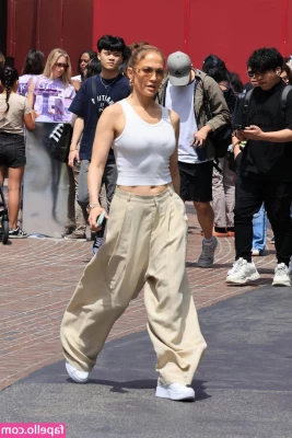 Jennifer Lopez [ jennifer-lopez ] - Are you going to make my birthday party!?