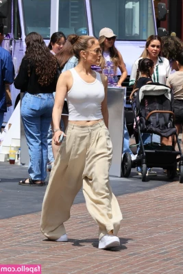 Jennifer Lopez [ jennifer-lopez ] - Some more spit play wrapped in a towel 🥹🩷
