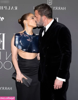 Jennifer Lopez [ jennifer-lopez ] - Balls trying to escape