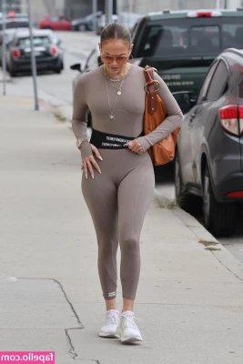 Jennifer Lopez [ jennifer-lopez ] - good morning! a fresh shower to lower how horny I woke up today 💦