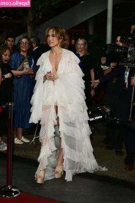 Jennifer Lopez [ jennifer-lopez ] - Wanna take a bite?
