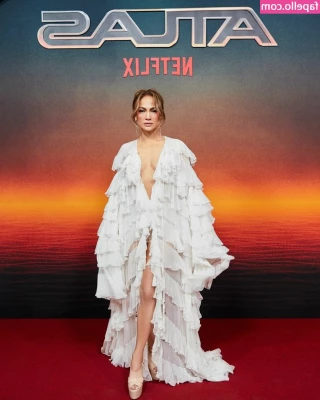 Jennifer Lopez [ jennifer-lopez ] - Hermoine puts a spell on Ron and turns them to a girl and gets to