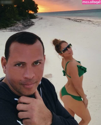 Jennifer Lopez [ jennifer-lopez ] - Who wants to see my big beautiful tits