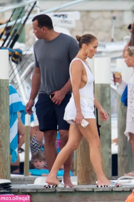 Jennifer Lopez [ jennifer-lopez ] - FREE mini photo set going out tonight to everyone with their