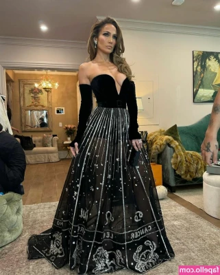 Jennifer Lopez [ jennifer-lopez ] - Did your mom dance in the kitchen? Lol. This will be sexy if youre