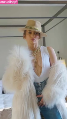 Jennifer Lopez [ jennifer-lopez ] - Do you guys miss the greasy mullet? ✌🏼