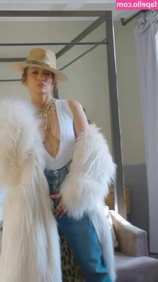Jennifer Lopez [ jennifer-lopez ] - The livestream is doing what it does best  F up