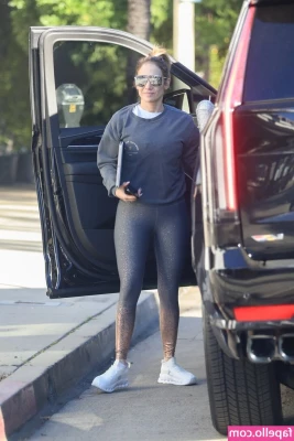 Jennifer Lopez [ jennifer-lopez ] - What color are my panties