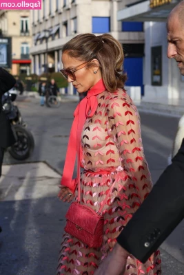 Jennifer Lopez [ jennifer-lopez ] - Mermaid booty 🧜‍♀️
