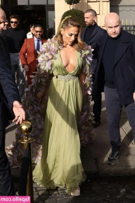 Jennifer Lopez [ jennifer-lopez ] - I want to be your bitch and obey in everything  Do you want us to