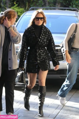 Jennifer Lopez [ jennifer-lopez ] - Bout to play some COD